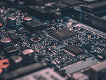 Сколько кибер-атак происходит в день в 2022 году?