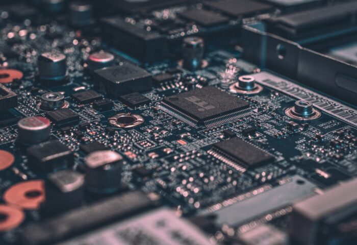 Сколько кибер-атак происходит в день в 2022 году?