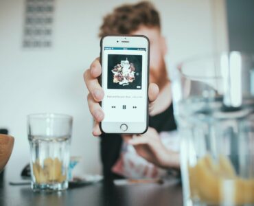 Как найти чей-то номер телефона