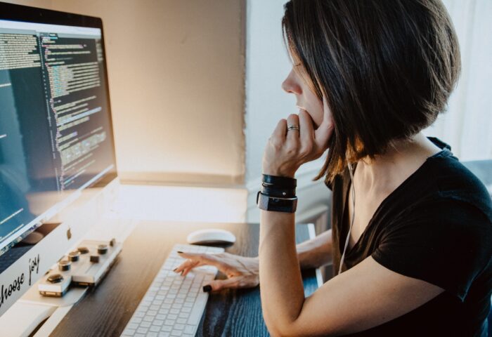 Как взломать чужой телефон, не прикасаясь к нему в 2022 году